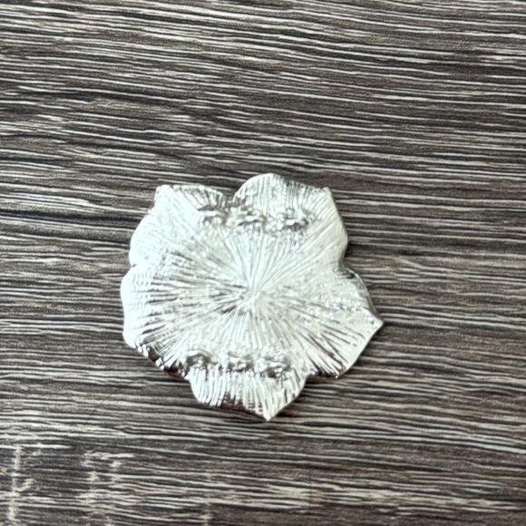 Elegant vintage black cream enamel rhinestone flower pendant 80s retro jewelry - Picture 5 of 11